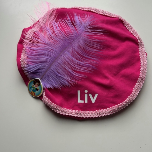 Fuchsia Pietenmuts met veer en naam