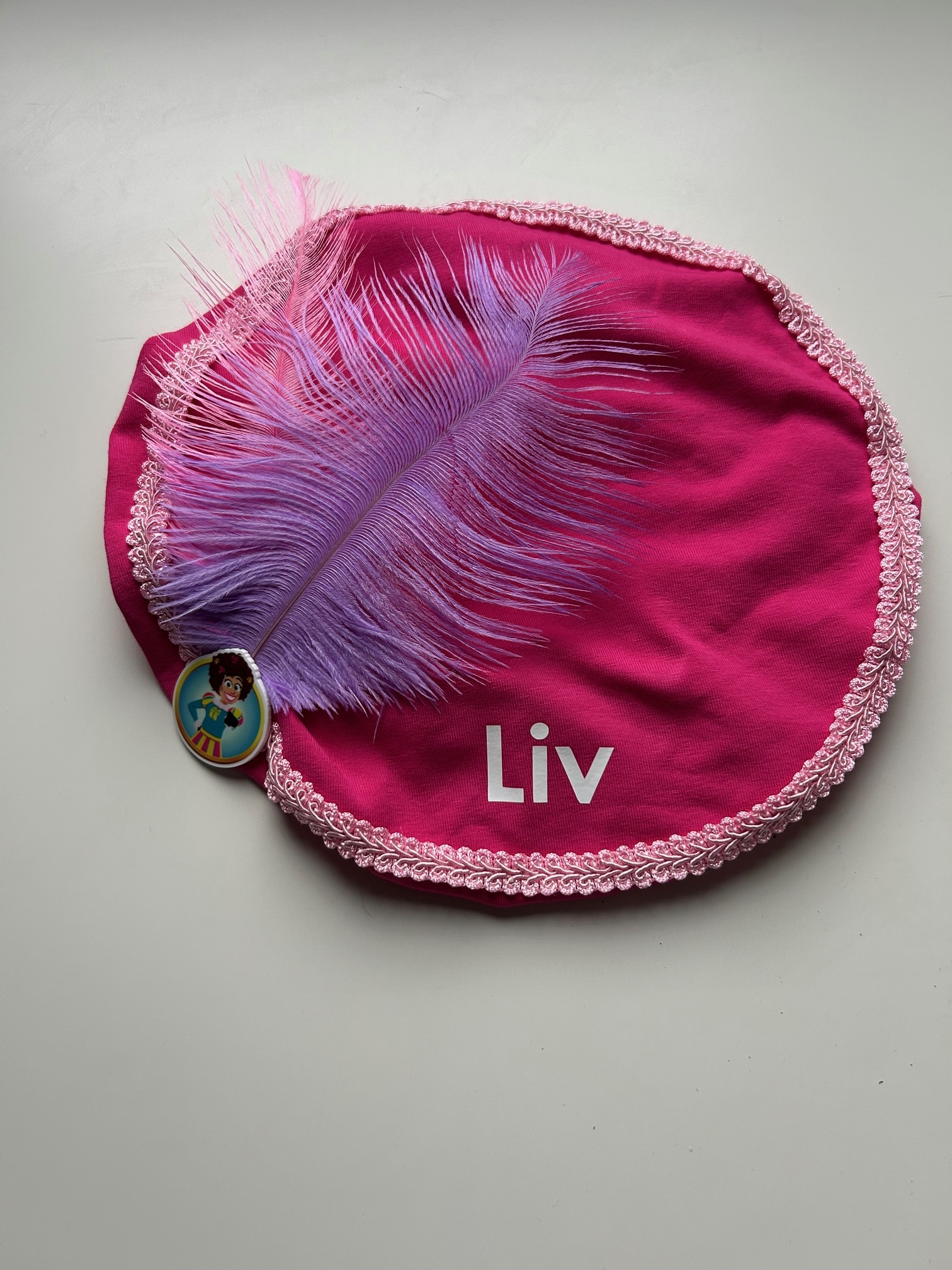 Fuchsia Pietenmuts met veer en naam