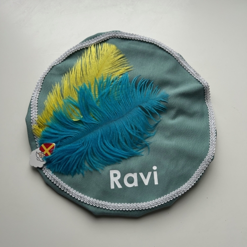 Groene Pietenmuts met veer en naam