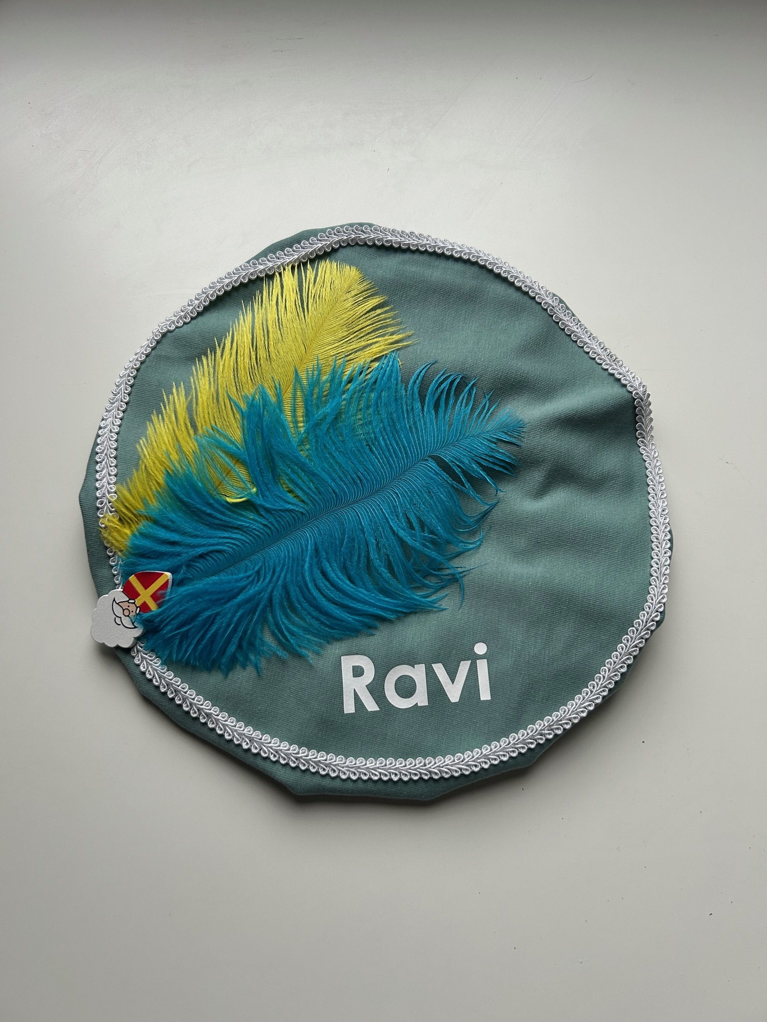 Groene Pietenmuts met veer en naam