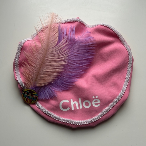 Roze Pietenmuts met veer en naam